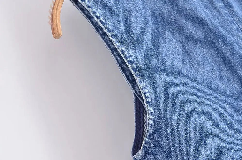 COLETE COM BOTÃO FRONTAL DENIM